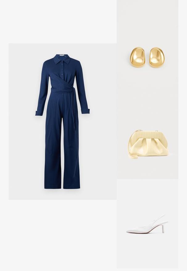 Marineblå jumpsuit i blødt stof med lange ærmer, krave, knaplukning foran og et slå-om design med bånd i taljen.; Hvid læder slingback damesko med spids tå, lav kittenhæl og lille dekorativ sløjfe på toppen, vist i sideprofil.; Clutch-taske i cremefarvet læder med en struktureret topramme og håndledsrem, vist mod en enkel lys baggrund.; Guldfarvede stud øreringe med en glat, rund form og en reflekterende overflade, der fremhæver et minimalistisk design uden synlige mønstre.