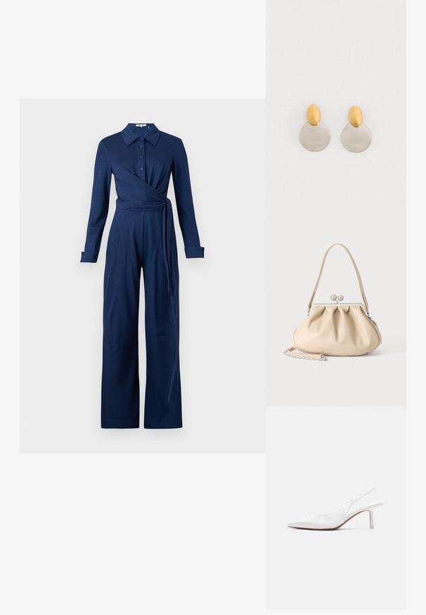 Navyblauwe jumpsuit van zachte stof, voorzien van lange mouwen, een kraag, knoopsluiting aan de voorkant en een wikkeldesign met een ceintuur in de taille.; Witte leren slingback damesschoen met spitse neus, lage kittenhak en een kleine decoratieve strik bovenop, zijaanzicht.; Beige zachte leren handtas met een zilveren metalen frame sluiting, een enkele schouderriem en een optionele kettingriem op een witte achtergrond.; Gouden en zilveren metalen oorbellen met een ronde schijfbasis en een ovale bovenstuk, gladde textuur en gepolijste afwerking.