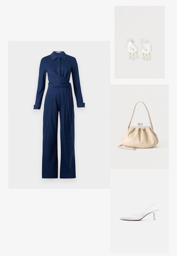 Marineblå jumpsuit i blødt stof med lange ærmer, krave, knaplukning foran og et slå-om design med bånd i taljen.; Hvid læder slingback damesko med spids tå, lav kittenhæl og lille dekorativ sløjfe på toppen, vist i sideprofil.; Beige blød læderhåndtaske med en sølv metalramme-lukning, enkelt skulderstrop og en valgfri kæderem på en hvid baggrund.; Gennemsigtige øreringe i skalform af harpiks med små gyldne accenter og tre hængende gennemsigtige dråbeformede charms på hver ørering.