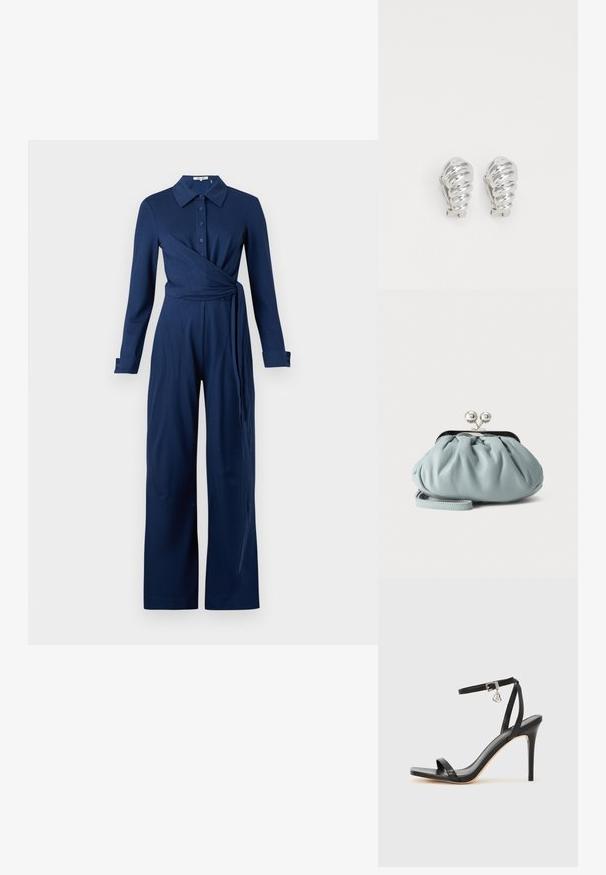 Navyblauwe jumpsuit van zachte stof, voorzien van lange mouwen, een kraag, knoopsluiting aan de voorkant en een wikkeldesign met een ceintuur in de taille.; Zwarte sandaal met hoge hak, smalle enkelband, vierkante neus, soepel leermateriaal en metalen gespsluiting.; Kleine lichtblauwe leren muntenportemonnee met zilverkleurige metalen kiss-lock sluiting en kort polsbandje op een effen achtergrond.; Zilveren clip-on oorbellen met een spiraalontwerp, voorzien van een gladde metallic textuur en ronde vormen. Geen zichtbare versieringen of patronen.