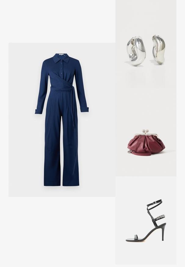 Navyblauwe jumpsuit van zachte stof, voorzien van lange mouwen, een kraag, knoopsluiting aan de voorkant en een wikkeldesign met een ceintuur in de taille.; Zwarte sandaal met hoge hak, smalle enkelband, middenvoetband versierd met zilveren schakels en een open teenontwerp.; Kleine bordeauxrode leren clutch met zilveren metalen gesp en polsriem op een witte achtergrond.; Zilveren sculpturale oorbellen met gladde, gebogen vormen en reflecterende oppervlakken. Voorzien van een gesloten hoepelontwerp en een onderscheidende organische vorm.