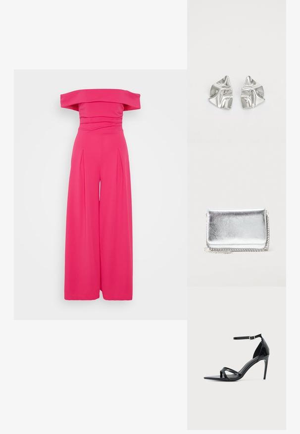 Combinaison décolletée en rose vif, avec un corsage ajusté et un design à jambes larges avec des plis, fabriquée dans un tissu lisse et extensible.; Sandale à talon haut en cuir verni noir avec fine bride à la cheville, bout ouvert et design minimaliste sur fond clair uni.; Petit sac métallique rectangulaire argenté avec une bandoulière chaîne reposant sur une surface claire, rabat fermé face vers l'avant.; Boucles d'oreilles en métal argenté avec un design ondulé et sculptural, présentant une finition polie et des formes irrégulières, mettant en valeur une esthétique contemporaine.