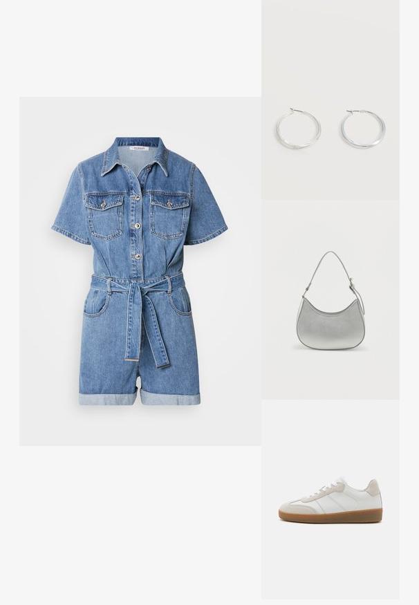 Denim jumpsuit med korte ærmer, krave, to brystlommer, bælte i taljen og opkrøllede ærmer. Lys blå farve med let tekstur.; Hvide lædersneakers med beige ruskindsdetaljer, struktureret tunge og gummisål. Har hvide snørebånd og diskrete stikninger.; Sølv faux læder håndtaske med en buet form, kort justerbar strop og glat overflade, præget af minimal syning.; Sølvfarvede metaloorringe med glat, let buet overflade og låsemekanisme på en ensfarvet hvid baggrund.