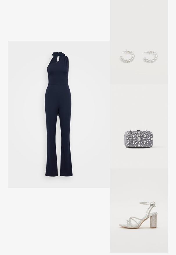 Marineblå udenærmet jumpsuit med halterneck, nøglehul-frontdetalje, tætsiddende overdel og flagrende bukser i et glat stof.; ALDO CHICGLOW PILLOW WALK - Højhælede sandaletter / Højhælede sandaler - silver; Lille rektangulær mørkegrå clutch pyntet med klare rhinsten i et strålende mønster og en sølvkæde som strop.; Sølv creoler prydet med klare, facetslebne krystaller, med bagstykke og gennemsigtige ørestoppere på hvid baggrund.