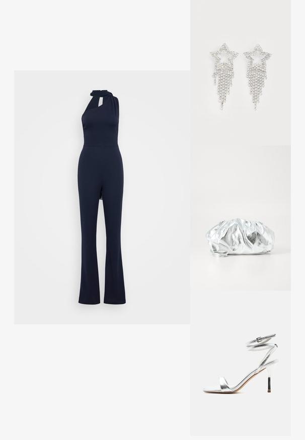 Marineblå udenærmet jumpsuit med halterneck, nøglehul-frontdetalje, tætsiddende overdel og flagrende bukser i et glat stof.; Sølv højhællet sandal med ankelremme og en tynd stilethæl, vist fra siden på en hvid baggrund.; Metallisk sølv clutch taske med en blød, samlet krop og en tynd skulderrem. Har en glat, skinnende overflade og rund form.; Rhinestone stjerne øreringe med dryppende frynsedetaljer, præget af sølvfarve og en blank, reflekterende overflade. Stjernedesign med detaljeret udformning.