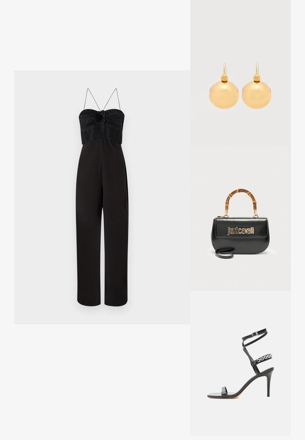 Zwarte jumpsuit met een geplooid lijfje met een bloemenaccent, dunne spaghettibandjes en wijde broekspijpen. Soepele stof met een matte afwerking.; Zwarte sandaal met hoge hak, smalle enkelband, middenvoetband versierd met zilveren schakels en een open teenontwerp.; Zwarte leren handtas met goudkleurig "Just Cavalli"-logo aan de voorkant en een gebogen bamboe handvat, voorzien van een afneembare lange riem.; Een paar glanzende gouden kerstbal-oorbellen met haaksluitingen op een effen witte achtergrond.
