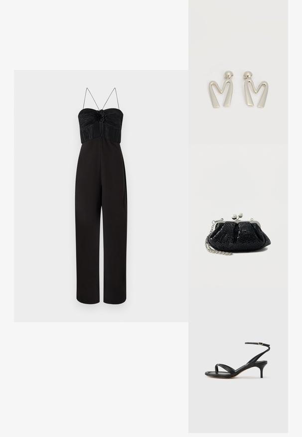 Sort jumpsuit med et plisseret liv med en blomsterdetalje, tynde spaghetti-stropper og vide ben. Glat stof med mat overflade.; Sort damesandal i læder med tynde remme, en tå-loop, ankelspænde og en mellemhøj stiletthæl på en neutral baggrund.; Sort palietbrevet clutch-tas med en sølvramme, plisseret design og en kæderem. Har to sfæriske låse på toppen.; Par sølvtonede metaleøreringe formet som den kantede bogstav M med runde fester på en hvid baggrund.