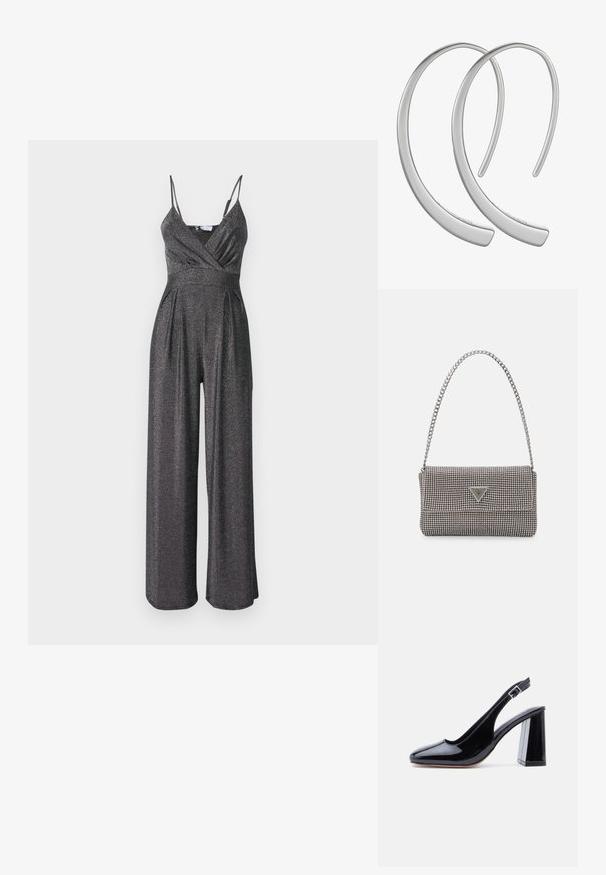 Schwarzer, funkelernder Jumpsuit mit dünnen Trägern und einem Wickelausschnitt. Verfügt über weite Beine und eine weiche Textur für eine fließende Silhouette.; Schwarzer Slingback-Schuh aus Lackleder mit abgerundeter Spitze, verstellbarem Schnallenriemen und grobem Blockabsatz auf weißem Hintergrund.; Hellegraue metallische Handtasche mit einer Kettenriemen, verziert mit kleinen kreisförmigen metallic Nieten und einem dreieckigen Markenlogo.; Silberne Metall-Hoops Ohrringe mit einer glatten, glänzenden Oberfläche und einer gewölbten Mondform, die ein minimalistisches Design aufweisen und keine sichtbaren Muster haben.