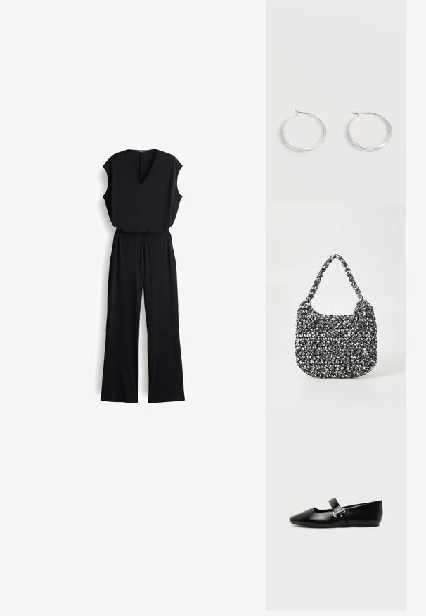 Zwarte jumpsuit met een V-halslijn, korte mouwen en een wijd uitlopende broekspijp. Gemaakt van zachte stof, met een elastische tailleband voor comfort.; Zwarte leren Mary Jane platte schoen met een afgeronde neus en zilveren gespsluiting op een effen achtergrond.; Geweven handtas in zwart en wit met een ronde vorm, gestructureerd oppervlak en een gevlochten handvat. Geschikt voor dagelijks gebruik.; Zilverkleurige metalen creolen oorbellen met een glad, licht gebogen oppervlak en sluitingen met haaksluiting op een effen witte achtergrond.