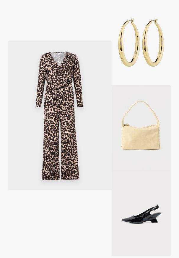 Jumpsuit med leopardprint, lange ærmer og omslagdesign. Fremstillet af blødt stof, med en beige baggrund og sorte accenter.; Sort laklæder slingback sko med spids tå og lav vinklet blokhæl på ensartet lys baggrund.; Lille beige læderhåndtaske med en enkelt rem og sølvnitter langs kanterne og remmen, sat mod en ensfarvet baggrund.; Guld hoops øreringe med en glat, poleret overflade. Cirkelformet, med en sikker lås på toppen. Overfladen reflekterer lys.