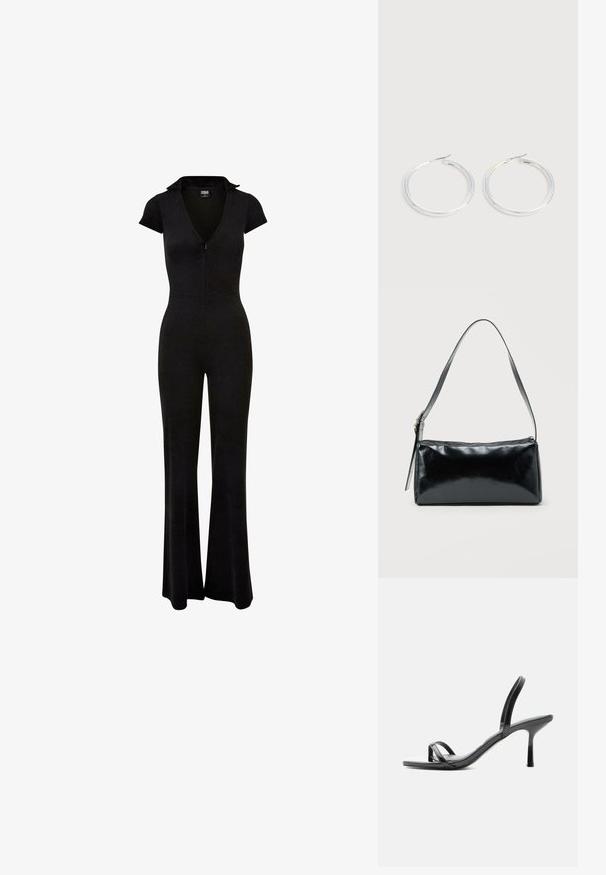Combinaison noire avec une fermeture éclair à l'avant, des manches courtes et un col. Jambes évasées et taille cintrée, fabriquée en un tissu lisse et extensible.; Sandale noire à talon haut avec fines brides au niveau des orteils et de la cheville, finition brillante et talon aiguille fin.; Sac d'épaule rectangulaire noir avec une sangle réglable unique et une fermeture éclair supérieure sur un fond uni.; Paire de boucles d'oreilles créoles argentées brillantes avec fermoirs en fil fin, présentée sur un fond gris clair.