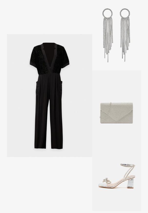 Sort jumpsuit med korte ærmer, dyb V-hals, mønstret fløjl på øverste del og sidelommer med matchende stofdetalje.; Sølv højhælet sandal med firkantet tå, klart materiale, prydet rem og en chunky spejlet blokhæl. Har en dekorativ krystal.; Metallic sølv clutch taske med et kuvert-design, udsmykket med et struktureret mønster, der har en aftagelig kæde-strop.; Sølvfarvede øreringe med en cirkulær top og hængende kæder samt firkantede rhinsten, der fremviser et lineært, multi-niveau design.