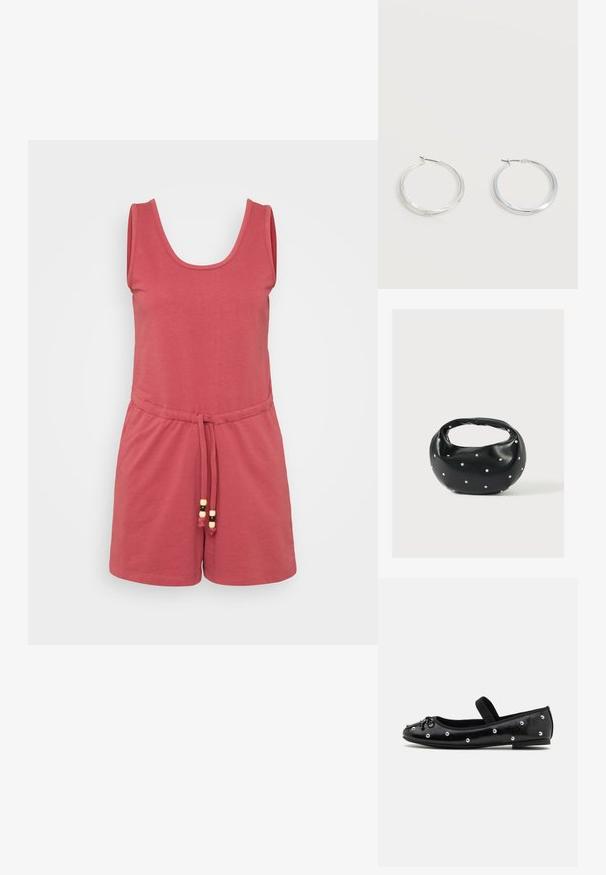 Rompers sans manches rouge avec un décolleté arrondi, une taille élastique et des détails à cordon de serrage agrémentés de perles en bois. Tissu doux et lisse.; Botte plate en cuir noir avec un bout arrondi, des clous en argent décoratifs et une sangle élastique. Elle présente une texture lisse et un talon bas.; Sac à main en cuir noir de forme arrondie, décoré de clous argentés et équipé d'une poignée courte. Texture lisse et fermeture éclair.; Boucles d’oreilles créoles en métal argenté avec une surface lisse légèrement incurvée et des fermoirs à clapet sur un fond blanc uni.