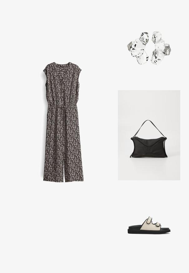 Schwarzer und cremefarbener gemusterter Jumpsuit mit kurzen Ärmeln, V-Ausschnitt und elastischem Bund. Der Stoff wirkt leicht und hat ein fließendes Design.; Beige Textil-Pantoletten mit schwarzer Gummisohle, versehen mit zwei verstellbaren Riemen und goldfarbenen Beschlägen. Flaches Design, lässiger Stil.; Schwarze Handtasche aus weichem, strukturiertem Material. Merkmale ein gewelltes Design, einen einzelnen Schultergurt und ein dezentes Logo-Detail auf der Vorderseite.; Cluster von sechs unregelmäßig geformten, transluzenten und reflektierenden glasähnlichen Stücken, angeordnet auf weißem Hintergrund.