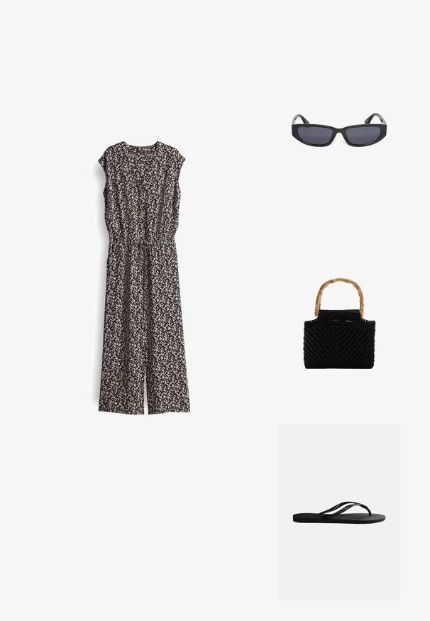 Schwarzer und cremefarbener gemusterter Jumpsuit mit kurzen Ärmeln, V-Ausschnitt und elastischem Bund. Der Stoff wirkt leicht und hat ein fließendes Design.; Schwarze Gummizehensandale mit strukturiertem Fußbett und dünnen, Y-förmigen Riemen vor einfachem weißem Hintergrund.; Schwarze rechteckige Sonnenbrille mit dunkel getönten Gläsern und dicken Rahmen vor weißem Hintergrund.; Schwarze gewebte Handtasche mit strukturiertem Chevronmuster und gebogenem Bambusgriff.