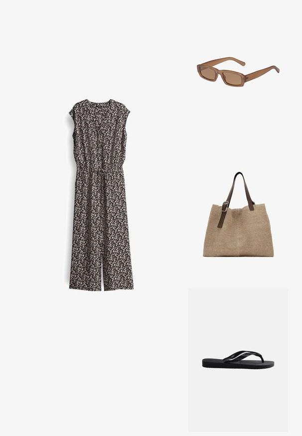 Zwart en crèmekleurig jumpsuit met patroon, korte mouwen, V-hals en elastische tailleband. Stof lijkt lichtgewicht met een vloeiende uitstraling.; Zwarte rubberen teenslipper met gestructureerd voetbed en een glad Y-vormig bandje op een effen lichte achtergrond.; Bruine, rechthoekige zonnebril met een transparant montuur, slanke pootjes en getinte lenzen, met een gladde textuur en modern ontwerp.; Beige geweven tote bag met twee donkerbruine verstelbare leren schouderriemen en een zilveren gesp aan één riem.