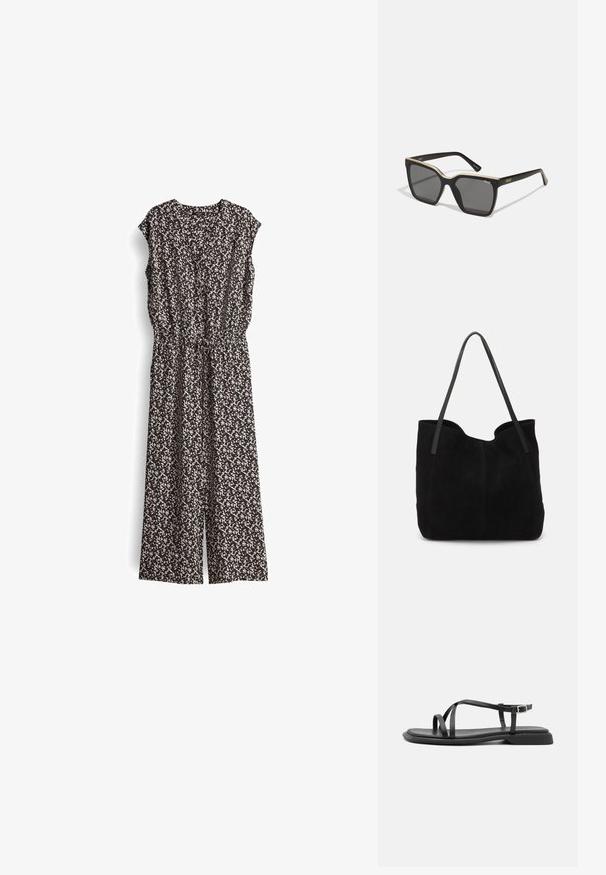 Zwart en crèmekleurig jumpsuit met patroon, korte mouwen, V-hals en elastische tailleband. Stof lijkt lichtgewicht met een vloeiende uitstraling.; Zwarte platte sandalen met dunne verstelbare bandjes, rechthoekige teenpost en een gestructureerde matte afwerking. Voorzien van een lage, licht vierkante hak.; Zwarte zonnebril met een dikke rand, gouden accenten langs de bovenrand en donkere lenzen. Heeft ronde hoeken en "QUAY" merknaam op de pootjes.; Zwarte suede tote bag met twee lange, platte leren handvatten. Heeft een gebogen bovenrand en zichtbare stiksels aan de voorkant. Geen hardware-accenten.