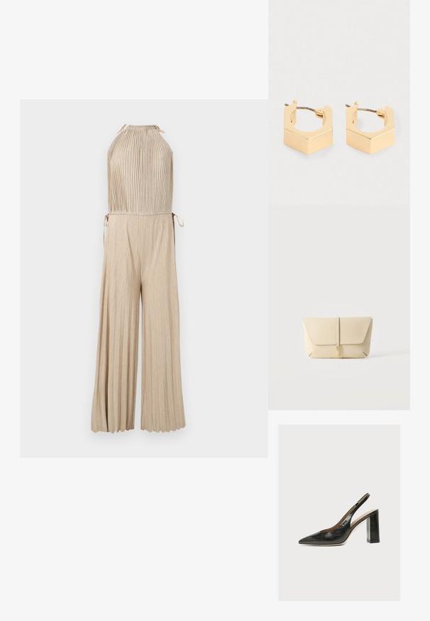 Combinaison beige plissée sans manches avec col halter et pantalon large, avec liens latéraux à la taille.; Chaussure slingback femme en cuir noir avec bout pointu et talon bloc épais et haut sur fond blanc.; Pochette en cuir beige avec rabat avant et fermeture par sangle verticale, sur un fond clair uni.; Une paire de petites boucles d'oreilles géométriques en ton or avec des bords angulaires et des fermoirs à tige sur un fond clair.