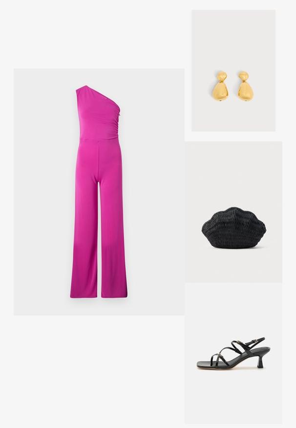 Fuchsia one-shoulder jumpsuit met een aansluitende top en wijde broekspijpen. Gladde stof met lichte plooien bij de schouder voor textuur.; Zwarte patenten leren sandalen met banden, een vierkante neus en een lage blokhak. Voorzien van goudkleurige hardware en verstelbare enkelsbandjes.; Zwarte gevlochten handtas in de vorm van een sint-jakobsschelp met een gebogen bovenkant en een geweven textuur op een effen achtergrond.; Paar glanzende gouden druppelvormige oorbellen met een kleiner afgerond bovenstuk verbonden met een groter peer-vormig onderstuk.