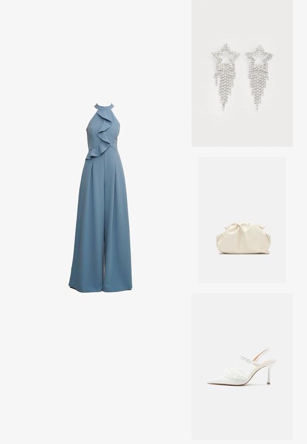 Combinaison bleu clair avec col en halter, détails volants sur le devant, coupe ample et tissu texturé.; Escarpin blanc à bout pointu avec bride arrière à talon haut, bride à la cheville et ornements décoratifs en perles et dentelle à l'avant.; Pochette en cuir souple couleur crème avec un design froncé et une fine bandoulière reposant à l’avant sur un fond uni.; Boucles d'oreilles en strass en forme d'étoile avec des détails de franges en cascade, présentant une teinte argentée et une surface brillante et réfléchissante. Forme d'étoile avec un design complexe.