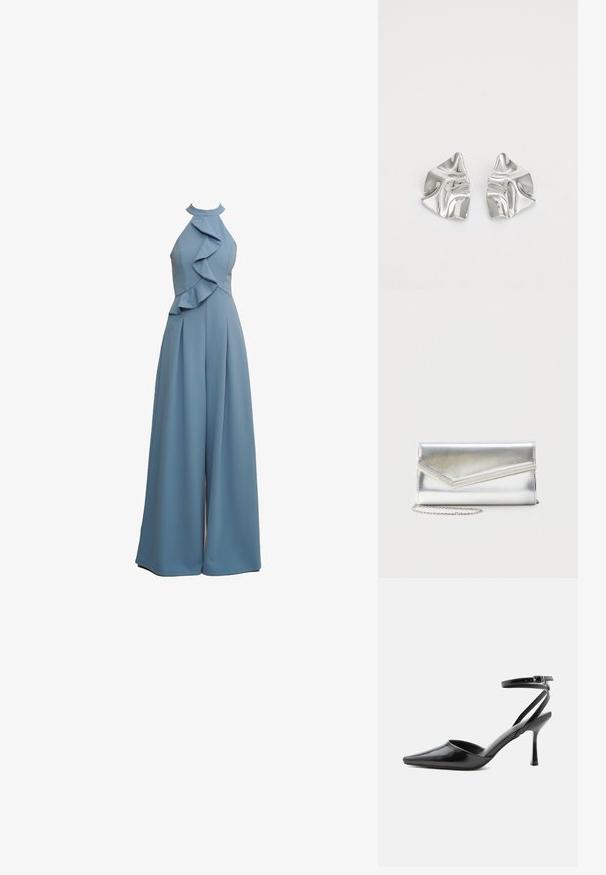 Lichtblauwe jumpsuit met halternek, gerimpelde details aan de voorkant, wijde pijpen en textuurstof.; Zwarte pumps met puntige neus, dunne enkelbandjes en een zilveren gesp op een effen lichte achtergrond.; Glanzende zilveren clutch met envelopvormige klep en decoratieve rand, klein zilveren kettingriempje, op een effen lichte achtergrond.; Zilveren metalen oorbellen met een golvend, sculpturaal ontwerp, voorzien van een gepolijste afwerking en onregelmatige vormen, die een hedendaagse esthetiek benadrukken.