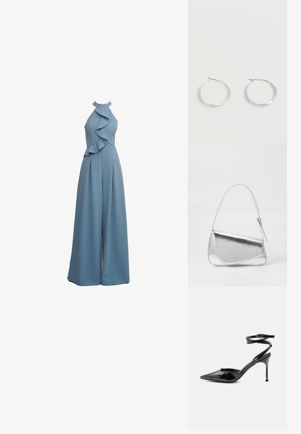 Himmelblauer Jumpsuit mit Halterneck, Rüschendetails an der Vorderseite, weitem Bein-Design und strukturiertem Stoff.; Schwarzer Lackleder-Pumps mit spitzer Spitze, dünnen Knöchelriemen und kleiner Schnalle.; Silberfarbene metallische Handtasche mit dreieckiger Form, glatter Textur und einem dünnen, verstellbaren Schultergurt. Sie verfügt über ein umklappbares Design mit Nähten.; Silberne Metallcreolen mit glatter, leicht gebogener Oberfläche und Klappverschluss vor schlicht weißem Hintergrund.