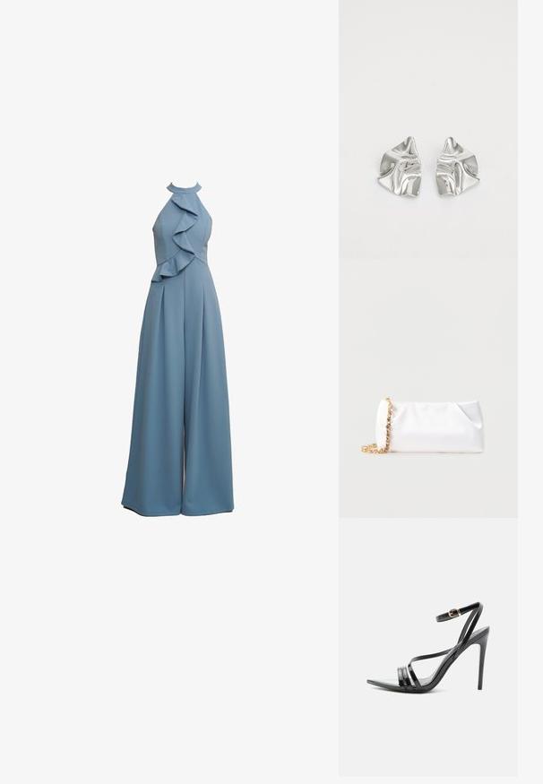 Combinaison bleu clair avec col en halter, détails volants sur le devant, coupe ample et tissu texturé.; Sandale noire à talon haut avec de fines brides sur les orteils et la cheville, avec une boucle dorée sur un talon aiguille élancé.; Pochette souple blanche avec bandoulière chaîne dorée ornée de pierres précieuses transparentes, sur fond gris clair uni.; Boucles d'oreilles en métal argenté avec un design ondulé et sculptural, présentant une finition polie et des formes irrégulières, mettant en valeur une esthétique contemporaine.