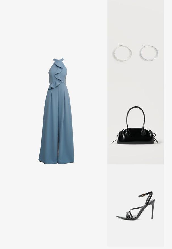 Combinaison bleu clair avec col en halter, détails volants sur le devant, coupe ample et tissu texturé.; Sandale noire à talon haut avec de fines brides sur les orteils et la cheville, avec une boucle dorée sur un talon aiguille élancé.; Petit sac à main noir brillant avec deux longues anses et des détails à cordon sur les côtés sur un fond clair uni.; Boucles d’oreilles créoles en métal argenté avec une surface lisse légèrement incurvée et des fermoirs à clapet sur un fond blanc uni.