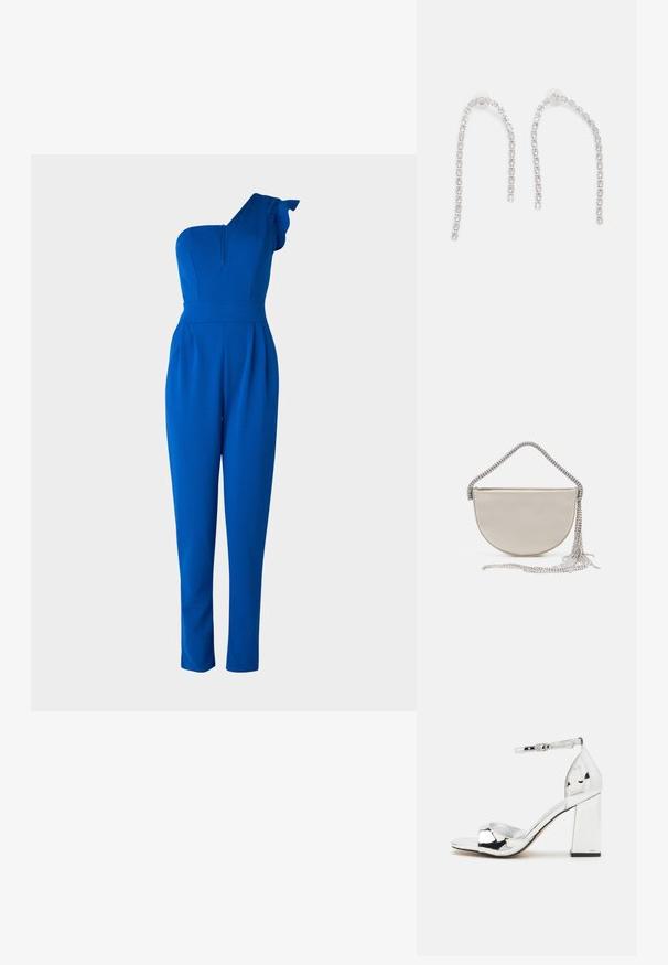 Une combinaison bleue à une épaule avec un accent en volants, un ajustement cintré et une texture lisse et soyeuse. Comprend une fermeture éclair discrète.; Sandale argentée à talon bloc, bout ouvert et bride à la cheville. Présente une finition laquée brillante et une semelle intérieure rembourrée.; Sac à main en satin beige en forme de demi-lune avec une chaîne en argent scintillante et des détails à franges. Texture lisse avec un design minimaliste.; Boucles d'oreilles en argent avec des chaînes pendantes, présentant plusieurs pierres précieuses claires disposées en motif linéaire, offrant un effet scintillant.