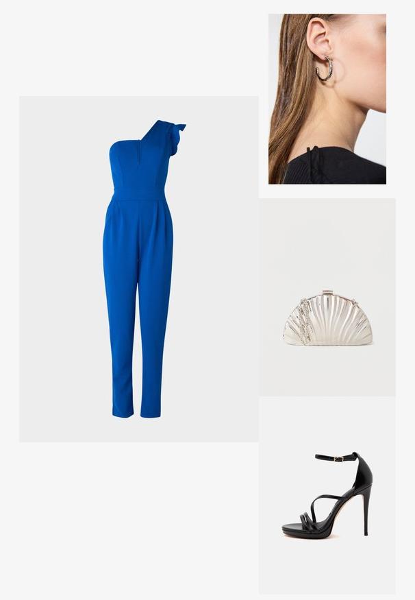 Une combinaison bleue à une épaule avec un accent en volants, un ajustement cintré et une texture lisse et soyeuse. Comprend une fermeture éclair discrète.; Sandale noire à talon haut avec des fines brides, une bride de cheville avec une petite boucle dorée, et un talon aiguille sur fond blanc.; Pochette argentée métallique en forme de coquillage, avec une chaîne en argent drapée sur le côté.; Boucle d'oreille en argent avec une finition polie, présentant de petits détails en or et de forme ronde, portée sur le lobe.