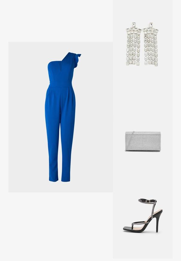 Une combinaison bleue à une épaule avec un accent en volants, un ajustement cintré et une texture lisse et soyeuse. Comprend une fermeture éclair discrète.; RAID RORY - Sandales à talons hauts - black; Pochette en métal argenté avec un design en maillage tissé, de forme rectangulaire, et une chaîne pour le transport. Texture lisse et finition polie.; Boucles d'oreilles en cristal avec des accents en métal argenté, ornées de plusieurs pierres taillées en rectangles et carrés disposées en rangées en cascade.