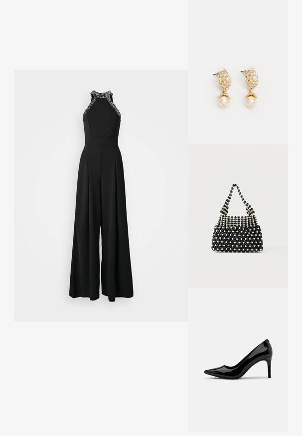 Zwart jumpsuit met een halternekontwerp, voorzien van versierde rand. Wijd gesneden silhouet met geplooide details aan de voorkant.; Zwarte lakleren hoge hakpumps met een spitse neus en slanke silhouet, met een gladde textuur en minimalistisch ontwerp.; Zwart-witte met kralen versierde handtas met een kort hengsel, voorzien van afwisselend parelachtige en zwarte gefacetteerde kralen in een geruit patroon.; Gouden oorbellen met een bloemenontwerp, verrijkt met parelaccenten en een grotere parel-druppel. Versierd met kleine, heldere kristallen.