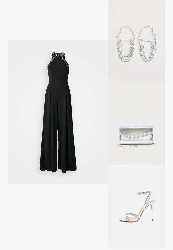 Zwart jumpsuit met een halternekontwerp, voorzien van versierde rand. Wijd gesneden silhouet met geplooide details aan de voorkant.; Zilveren hoge hakken sandaal met dunne bandjes, versierd met strass steentjes, met een slank ontwerp en een spitse neus.; Glanzende zilveren clutch met envelopvormige klep en decoratieve rand, klein zilveren kettingriempje, op een effen lichte achtergrond.; Zilveren oorringen in de vorm van een hart, versierd met watervalletjes van heldere rhinestones voor extra sprankeling en textuur.