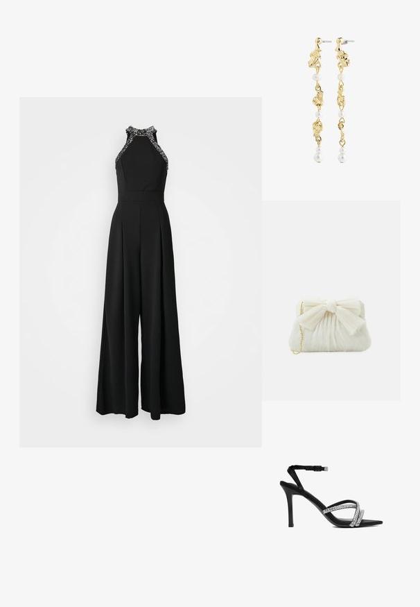 Schwarzer Jumpsuit mit Halterneck-Design und verziertem Saum. Weitere Beinsilhouette mit gefälteltem Detail an der Vorderseite.; Schwarze Sandale mit hohem Absatz, dünnem Knöchelriemen und drei funkelnden, mit Strasssteinen besetzten Riemen vorne.; Weißes, gefaltetes Clutch-Case mit einem auffälligen Schleifendetail und einem goldenen Kettenriemen. Weiche Textur mit einem gerafften Design auf der Vorderseite.; Goldfarbene Ohrringe mit einem kaskadierenden Design aus abstrakten Formen und weißen Perlen, die eine elegante, glänzende Textur zeigen.