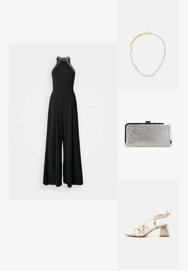 Schwarzer Jumpsuit mit Halterneck-Design und verziertem Saum. Weitere Beinsilhouette mit gefälteltem Detail an der Vorderseite.; Goldene Riemchensandale mit Blockabsatz, offenem Zehenbereich und Wickelriemen um den Knöchel vor weißem Hintergrund.; Rechteckige silberne Clutch-Tasche, bedeckt mit kleinen Strasssteinen, mit glänzendem Metallrahmen und Verschluss oben.; Perlenkette mit unregelmäßigen weißen barocken Perlen und goldfarbenen Beschlägen. Verfügt über einen sicheren Karabinerverschluss zum Schließen.