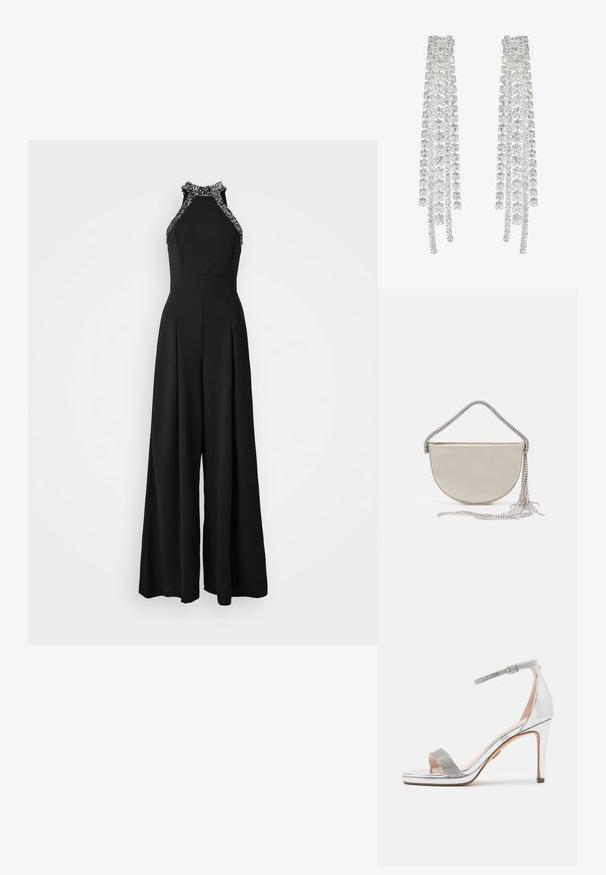 Zwart jumpsuit met een halternekontwerp, voorzien van versierde rand. Wijd gesneden silhouet met geplooide details aan de voorkant.; Zilveren hoge hak sandaal met glanzend lakleren bovenkant, gestructureerde rhinestone-band, verstelbare enkelband en een vierkante open teen ontwerp.; Halve maan clutch bag in beige satijn met een sprankelende zilveren schouderband en franjes. Gladde textuur met een minimalistisch ontwerp.; Lange zilveren oorbellen met een scala aan heldere, facetteerde kristallen in een waterval van strengen met variërende lengtes en vormen.
