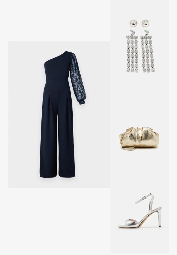 Maritieme jumpsuit met één schouder, voorzien van een lange kantenzijde. Het ontwerp heeft brede pijpen en plooien aan de voorkant voor extra textuur.; Zilveren hoge sandaal met open teen, metallic textuur en verstelbare enkelband. Heeft een taps toelopende naaldhak en een gladde binnenzool.; Gouden metallic clutchtas met een gekreukte textuur, zachte ronde vorm en een afneembare kettingriem. Kenmerkt zich door een geplooide afwerking aan de bovenkant.; Kruisdruppel oorbellen met hardware in zilvertint, gekenmerkt door een vierkante stud en watervallen van rechthoekige en octagonale kristallen.