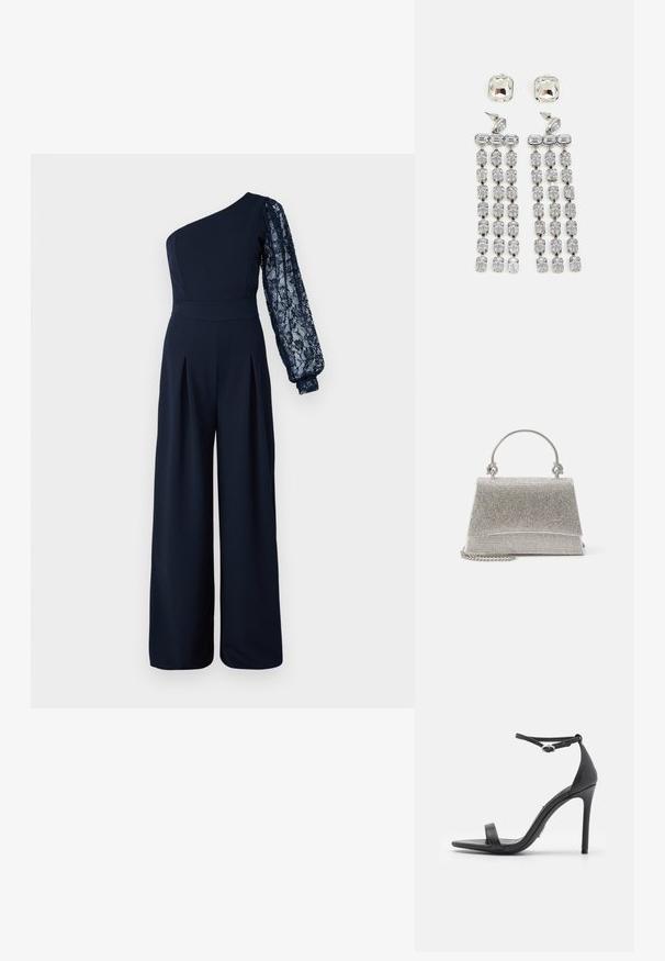 Marinefarbener Jumpsuit mit einem Träger und einem langen Spitzenauschnitt. Das Design umfasst weite Beine und Falten an der Vorderseite für zusätzliche Textur.; Schwarze High Heels Sandalen mit offener Zehe, dünnen Riemen und Knöchelverschluss. Glatte Ledertextur mit spitzem Zehendesign.; ALDO FELISIA - Handtasche - silver-coloured; Kristall-Ohrringe mit silberfarbener Hardware, die einen quadratischen Stecker und kaskadierende Reihen von rechteckigen und achteckigen Kristallen aufweisen.