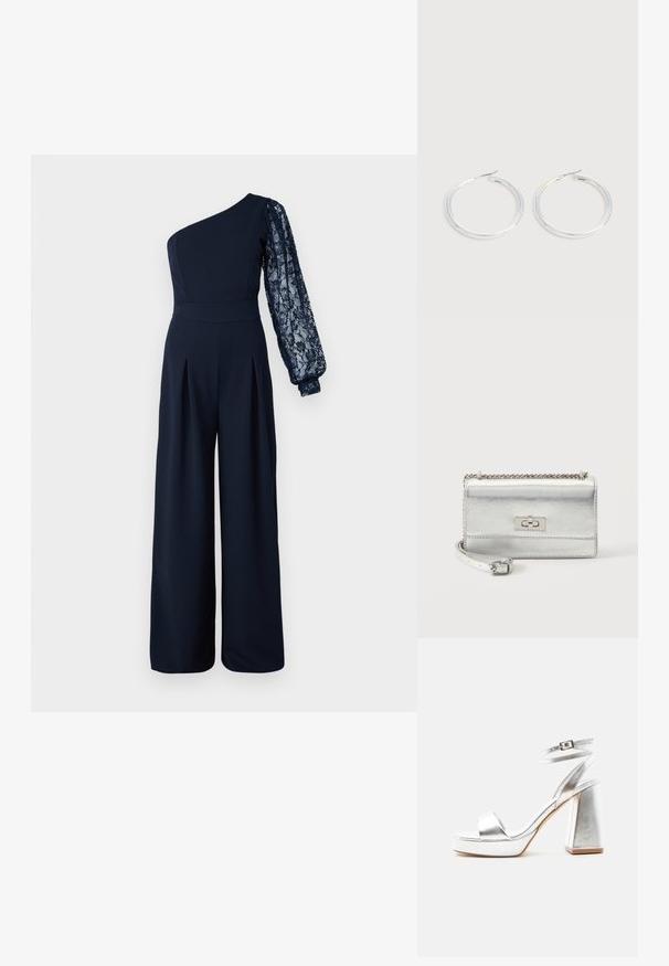 Maritieme jumpsuit met één schouder, voorzien van een lange kantenzijde. Het ontwerp heeft brede pijpen en plooien aan de voorkant voor extra textuur.; Zilveren metallic sandaal met hoge hak, enkelbandje, blokhak en open teen op een effen lichte achtergrond.; Kleine rechthoekige zilverkleurige metalen handtas met kettingriem, voorklep en rechthoekige draaivergrendelingssluiting.; Een paar glanzende zilveren oorringen met dunne draadafsluitingen, getoond op een lichtgrijze achtergrond.