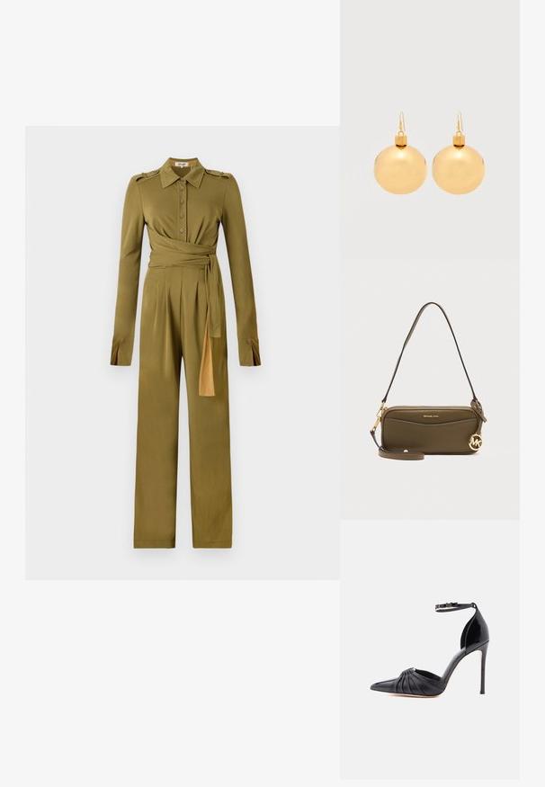 Olijfgroen jumpsuit met kraag, knopen aan de voorkant en lange mouwen. Beschikt over een ceintuur in de taille en wijde pijpen. Zachte, gladde stof.; Zwarte stilettohak met spitse neus, gerimpeld lederen detail, enkelbandje met gouden "M" gesp en glanzende afwerking op het hakgebied.; Kleine olijfgroene leren Michael Kors schoudertas met goudkleurige logo hanger en afneembare riem op een lichte achtergrond.; Een paar glanzende gouden kerstbal-oorbellen met haaksluitingen op een effen witte achtergrond.