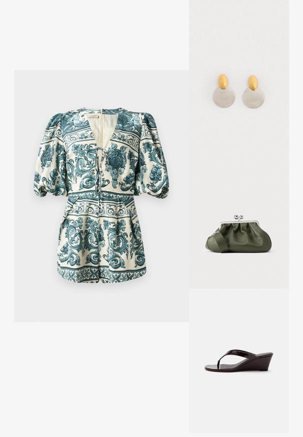 Blomsterprintet romper i creme og teal. Har puffærmer, en dyb V-udskæring, snore-detalje og en tætsiddende talje.; Brun patentlæder kile-sandal med tåremme og åben tå, vist i sideprofil på en ensfarvet baggrund.; Olivengrøn læderclutch med ruchet design, sølvmetalramme og dobbelt kugle-lukning. Har en glat tekstur og en bred rem.; Guld- og sølvmetalløreringe med en rund skivebund og et ovalt topstykke, glat tekstur og poleret finish.
