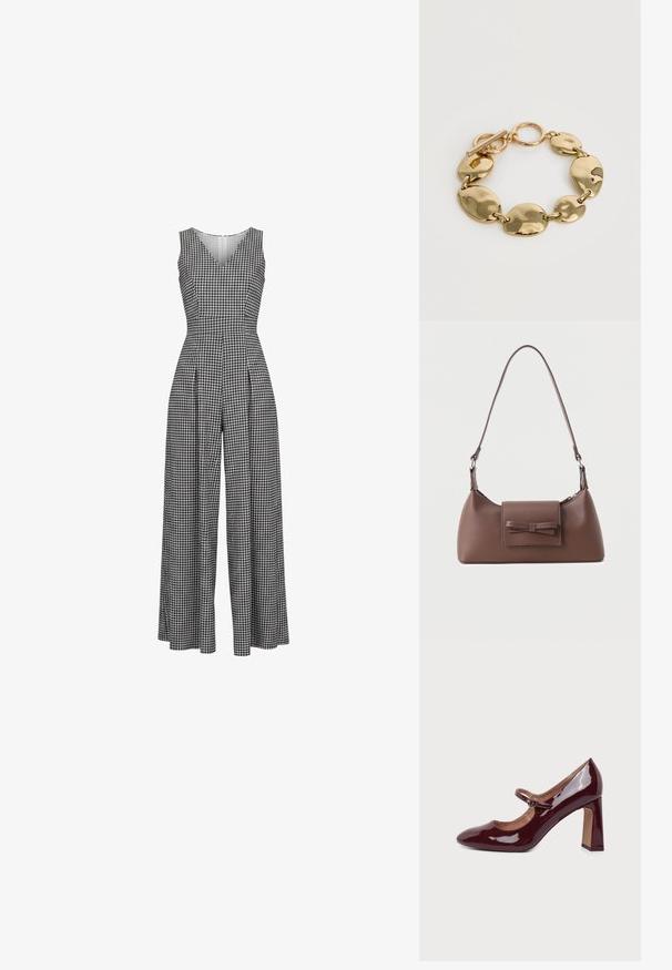 Combinaison sans manches à jambes larges avec motif pied-de-poule noir et blanc, col en V et taille cintrée.; Escarpin Mary Jane en cuir verni bordeaux brillant, bout arrondi, talon bloc de hauteur moyenne et bride à boucle sur le cou-de-pied.; Sac à bandoulière en cuir marron avec une poche à rabat avant ornée d'un détail en forme de nœud cousu et une sangle réglable.; Bracelet épais ton or avec des maillons ovales irréguliers grands et petits alternés et un fermoir toggle sur fond blanc.