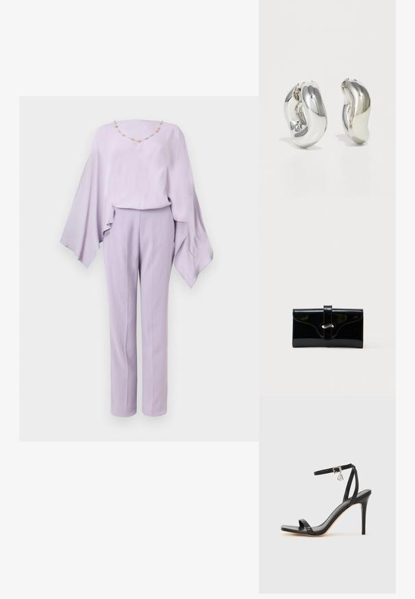 Blouse lilas à manches larges avec détail de collier de perles dorées, associée à un pantalon droit taille haute sur fond blanc.; Sandale à talon haut noire avec une bride étroite à la cheville, bout carré, cuir lisse et accent de boucle métallique.; Portefeuille rectangulaire brillant noir avec une sangle frontale et une fermeture à boucle en métal argenté, présenté sur un fond blanc uni.; Boucles d'oreilles sculpturales en argent avec des formes douces et courbes et des surfaces réfléchissantes. Présentent un design de boucle fermée et une forme organique distincte.