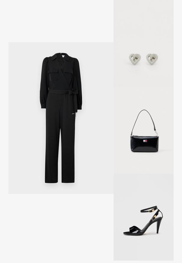 Sort indpaknings-jumpsuit med lange ærmer, to brystlommer, en bindebælte i taljen og brede bukser. Glat stof med skræddersyet design.; Sorte patentlæder højhælede sandaler med dobbelte ankelremme og guldspænder, åben tå og slank taperet hæl på neutral baggrund.; Tommy Hilfiger TOGGLE HEART - Øreringe - silver-coloured; Sort rektangulær skuldertaske med kort rem og Tommy Jeans-logo i rød, hvid og blå på fronten i midten.