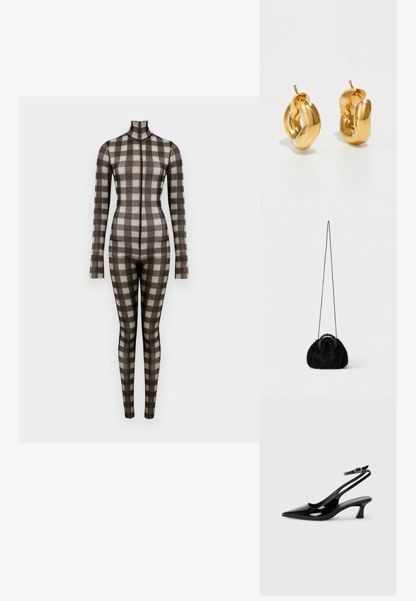 Langärmeliger Bodysuit mit Karomuster, featuring einen hohen Kragen und eine taillierte Silhouette, hergestellt aus einem glatten Stoff in neutralen Tönen.; Schwarze Lackleder Slingback-Absätze mit spitzem Schuhblatt, niedrigem Blockabsatz und verstellbarem Knöchelriemen mit goldener Schnalle.; Kleine schwarze Handtasche aus Kunstfell mit geflochtenen oberen Griffen und langem dünnem Schulterriemen auf einfarbigem Hintergrund.; Fette goldene Creolen mit einem leicht verdrehten, röhrenförmigen Design und Steckverschlüssen auf einem weißen Hintergrund.