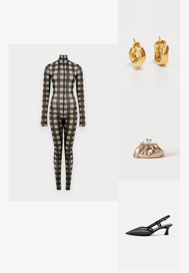 Langärmeliger Bodysuit mit Karomuster, featuring einen hohen Kragen und eine taillierte Silhouette, hergestellt aus einem glatten Stoff in neutralen Tönen.; Schwarzer spitzer Slingback-Schuh mit Mesh-Obermaterial, dünnen Riemen, goldener Schnalle und niedrigem, geschwungenem Absatz auf weißem Hintergrund.; Kleine goldene Metallic-Clutch mit silbernem Verschluss und Kettengurt auf einfachem hellem Hintergrund.; Fette goldene Creolen mit einem leicht verdrehten, röhrenförmigen Design und Steckverschlüssen auf einem weißen Hintergrund.
