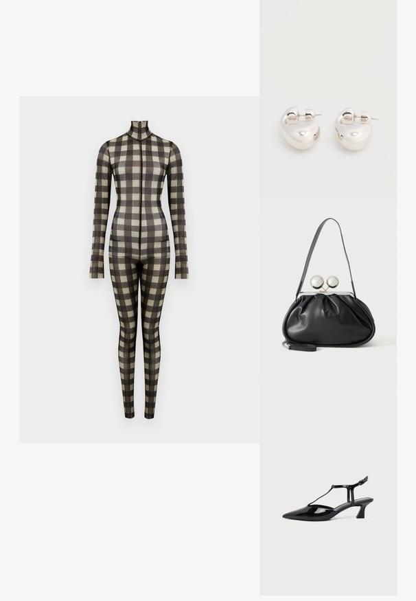 Langarm bodysuit in een geruit patroon, met een hoge hals en een getailleerde silhouet, gemaakt van een zachte stof in neutrale tinten.; Zwarte pumps van lakleer met spits toelopende neus, T-strap en lage schuine blokhak op witte achtergrond.; Zwarte leren handtas met een geplooid ontwerp, een enkele schouderband, zilverkleurige metalen omlijsting en twee grote ronde zilveren sluitingen.; Een paar glanzende zilveren dikke creolen met post-sluitingen op een effen witte achtergrond.