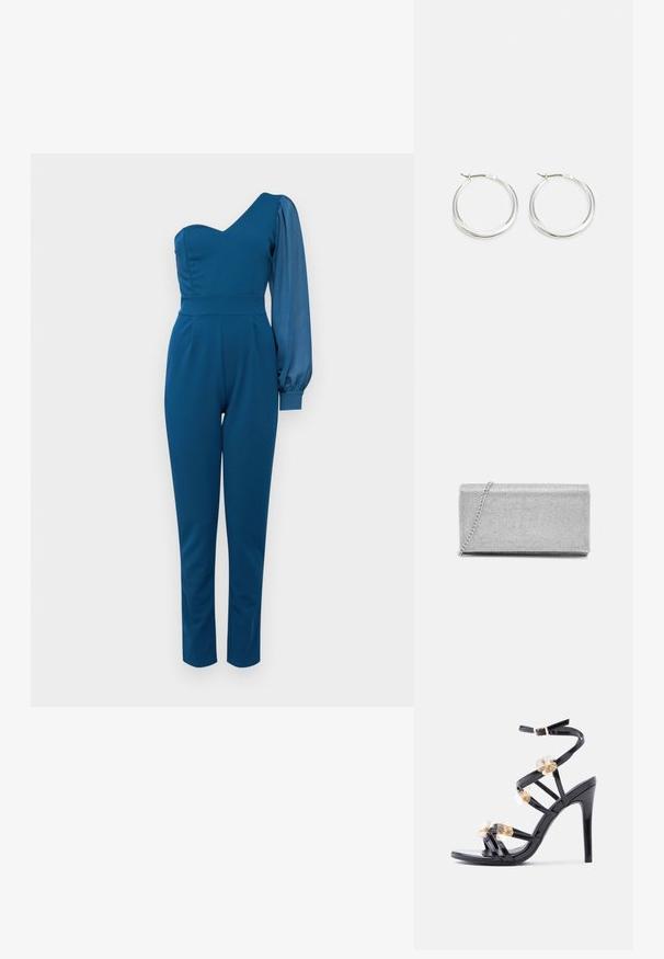 One-shoulder jumpsuit i dyb blå, med en tætsiddende overdel, tekstureret ærme og tapered ben. Glat stof med minimal dekoration.; Sort højhælet sandal med blanke stropper, blomsterudsmykninger i guld og transparent, åben tå-design og ankelstrop med spænde.; Sølvmetallic clutchtaske med vævet netdesign, rektangulær form og en kædestrop til at bære. Glat tekstur og poleret finish.; Sølv hoops øreringe har et glat, afrundet design med en slank profil og sikker spænde. Minimalistisk stil med en poleret finish.