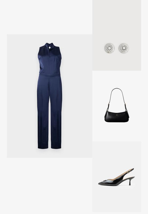 Mørkeblå satin jumpsuit med høj hals, uden ærmer og skræddersyet pasform med brede ben, præsenteret mod en lys grå baggrund.; Sort patentlæder slingback hæl med spids tå, lille kitten hæl og sølvspænde på en ensartet hvid baggrund.; Sort læder mini skuldertaske med tynd rem og lille gyldent CK-logo på fronten i midten.; Sølv runde søstikker med central klar ædelsten omgivet af mindre ædelsten og indgraveret "GUESS"-logo omkring kanterne.