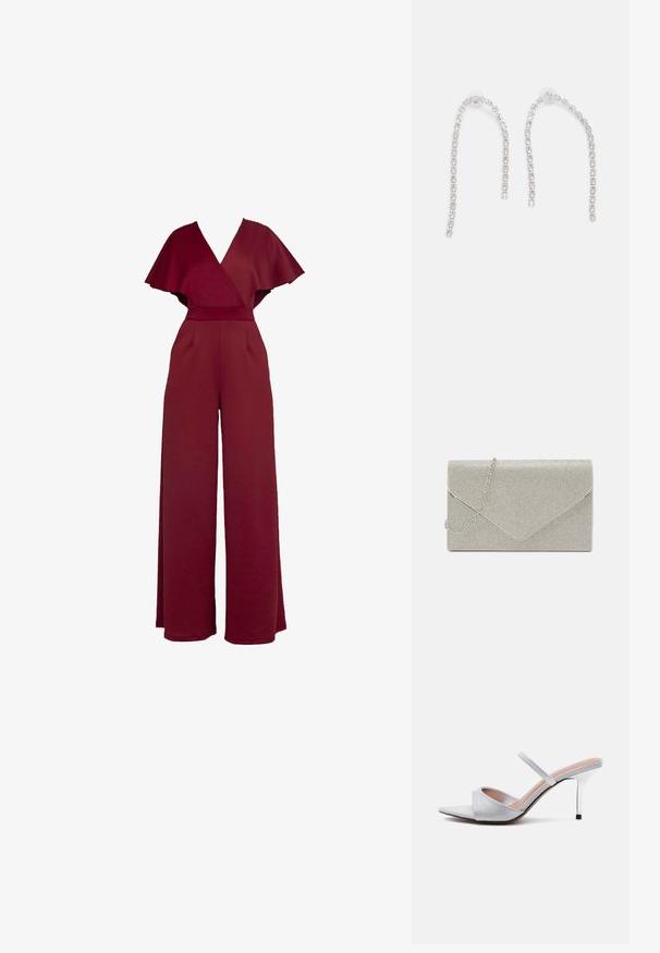 Bordeaux jumpsuit met een diepe V-hals, brede mouwen en een getailleerde taille. Kenmerkt zich door een wijde pijpenontwerp en gestructureerde stof.; Zilveren muil met hoge hak en spits toelopende neus, glinsterende brede band over de tenen en dunne band over de voet, op een witte achtergrond.; Metalen zilveren clutch met een envelopontwerp, verrijkt met een gestructureerd patroon, voorzien van een afneembare kettinghengsel.; Zilveren oorbellen met hangende kettingen, voorzien van meerdere heldere edelstenen die in een lineair patroon zijn gerangschikt, wat een schitterend effect geeft.
